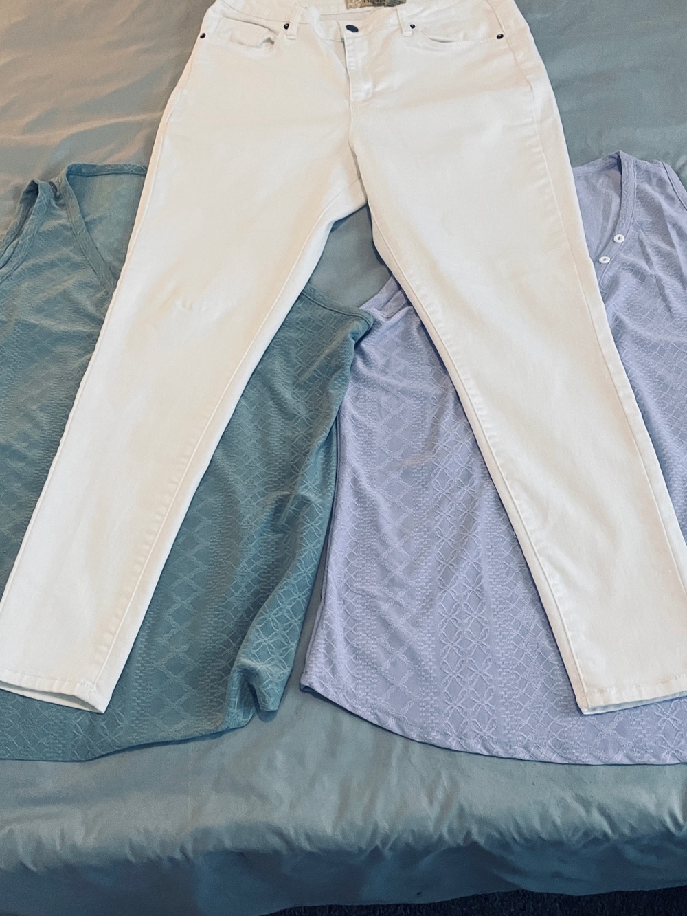 Hybrid & company White Skinny Jeans
Amazon Essential Sleeveless Tops XXL